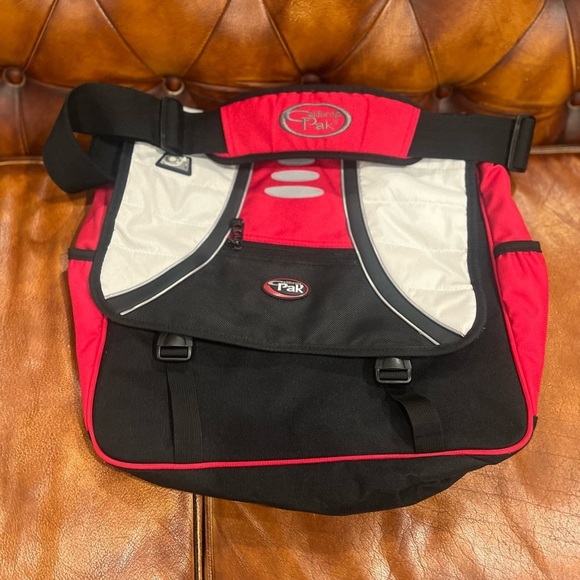 California Pak shoulder bag in GUC - Picture 1 of 10